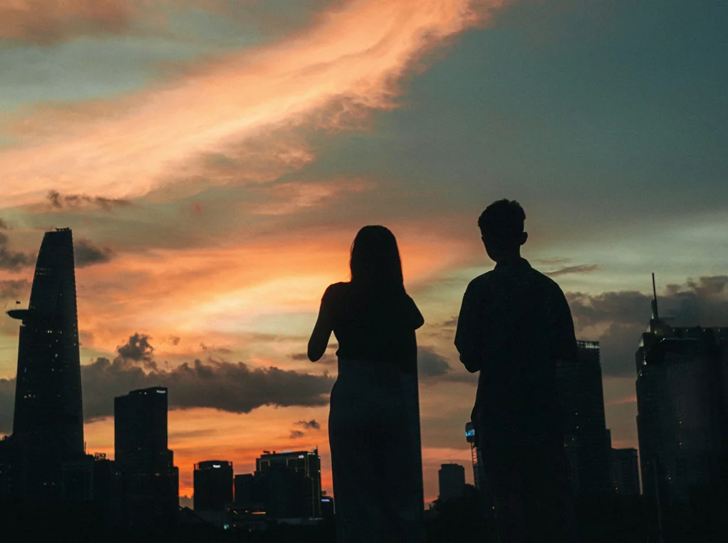 A modern couple embracing, reflecting contemporary les plus beaux poèmes d'amour.